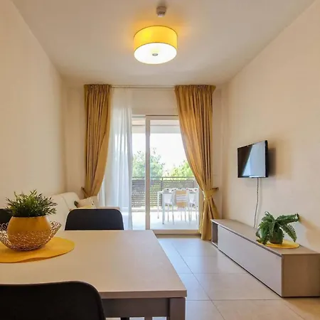 Adorable With Terrace Overlooking The Sea *